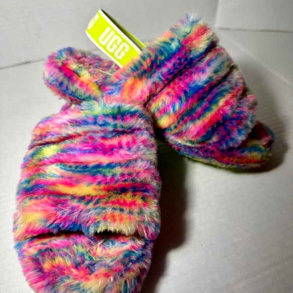 UGG Kids Fluff Yeah Slide Slippers Tie-Dye Rainbow Fuzzy Sandals Youth 3-4 - Picture 1 of 9